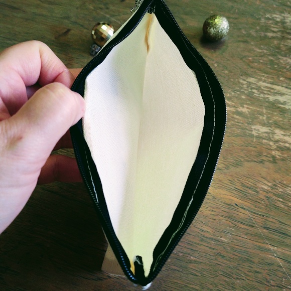 NEW SMALL CANVAS ZIPPER POUCH, COSMETIC BAG, MERRY CHRISTMAS VTG TRUCK & GNOMES - Picture 4 of 6